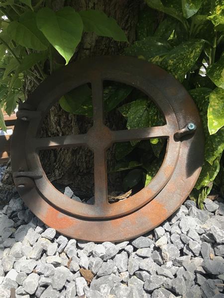Grote foto rond klapbaar gietijzeren raam stalraam tuin en terras tuindecoratie