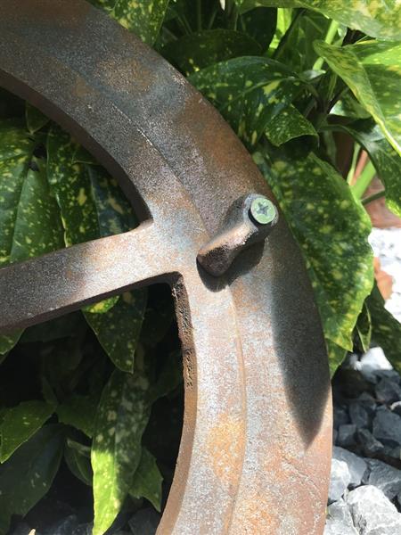 Grote foto rond klapbaar gietijzeren raam stalraam tuin en terras tuindecoratie