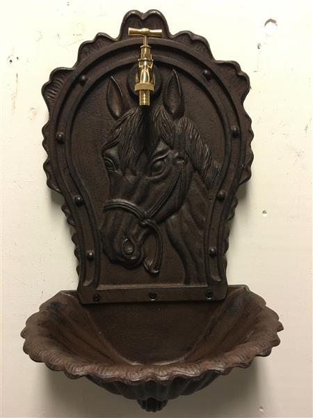 Grote foto wandwasbak gietijzer bruin met paardenhoofdlogo mooi tuin en terras overige tuin en terras