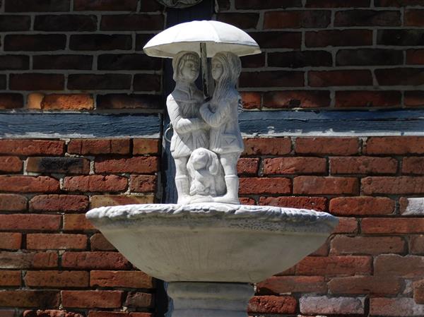 Grote foto tuinfontein met kinderen en hond onder paraplu 130 cm steen tuin en terras overige tuin en terras
