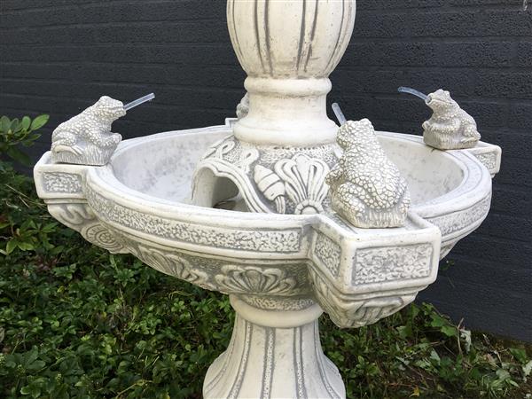 Grote foto tuinfontein met spuwende kikkers vol steen tuin en terras overige tuin en terras
