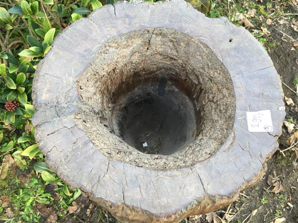 Grote foto houten indiase vijzel huis en inrichting keukenbenodigdheden