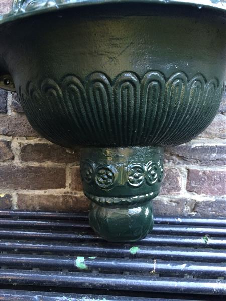 Grote foto topkwaliteit wandfontein wasbak zwaar aluminium donkergroen met messing kraan. tuin en terras overige tuin en terras