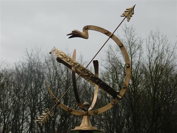 Grote foto exclusieve zonnewijzer van messing op alu sokkel tuin en terras overige tuin en terras