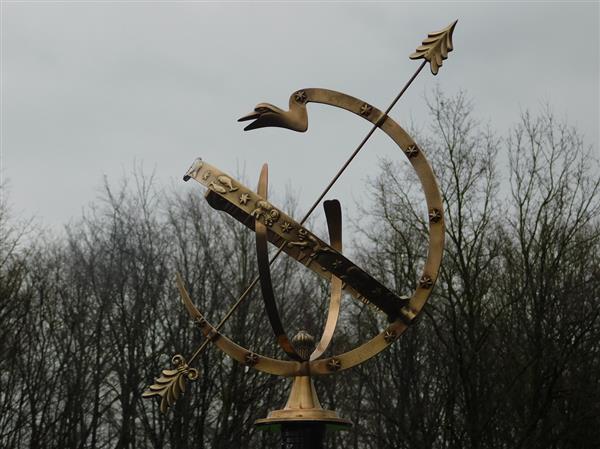 Grote foto exclusieve zonnewijzer van messing op alu sokkel tuin en terras overige tuin en terras