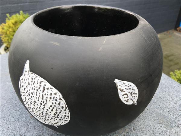 Grote foto terracotta bloembak zwart mooi ontwerp in de opruiming tuin en terras bloembakken