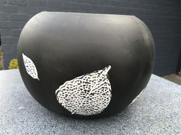 Grote foto terracotta bloembak zwart mooi ontwerp in de opruiming tuin en terras bloembakken