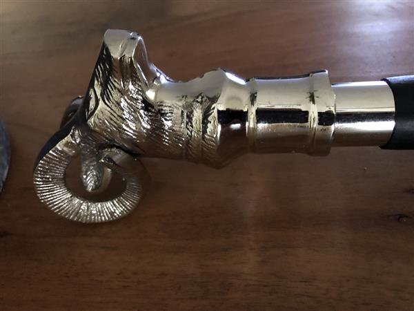 Grote foto edele wandelstok met prachtige nikkelen steenbok kop. kleding dames sieraden