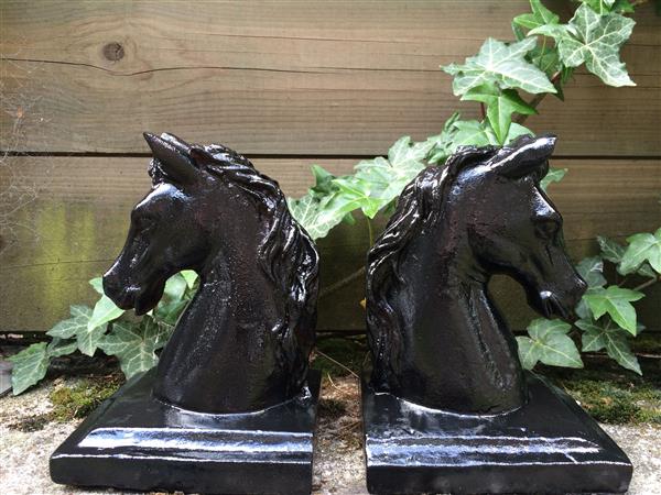 Grote foto boekensteunenset gietijzeren paardenhoofden zwart huis en inrichting woningdecoratie