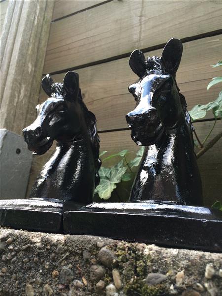 Grote foto boekensteunenset gietijzeren paardenhoofden zwart huis en inrichting woningdecoratie
