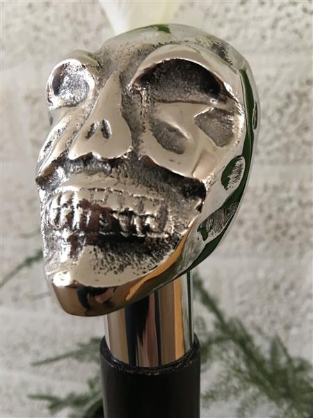 Grote foto edele wandelstok met prachtige aluminium schedelknop kleding dames sieraden