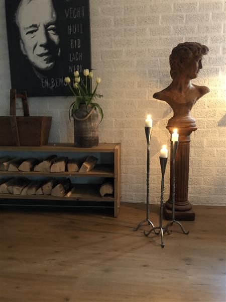 Grote foto fraaie smeedijzeren kandelaar 1 armig mooi sierlijk smeedwerk huis en inrichting woningdecoratie