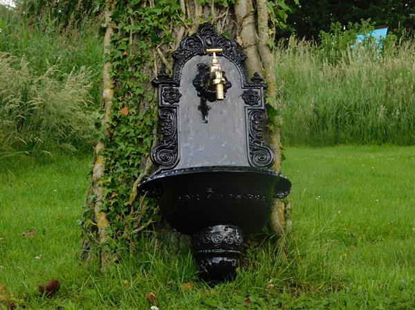 Grote foto wandfontein zwart alu met kraan van messing tuin en terras overige tuin en terras