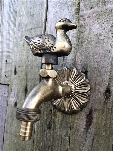 Grote foto waterkraan met eend voor tuin fonteinen messing mooi tuin en terras overige tuin en terras