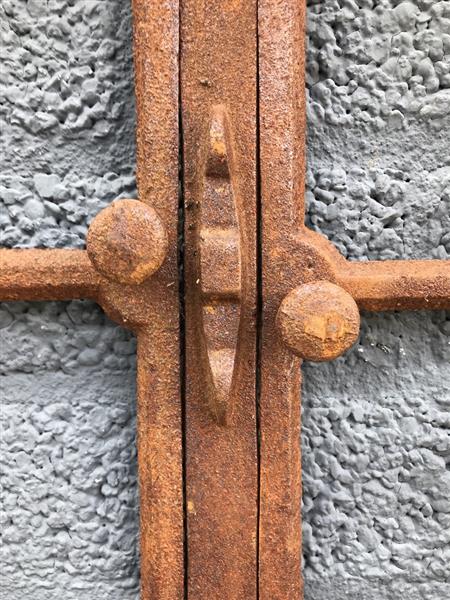 Grote foto ijzeren raamwerk roosterraamwerk stabiel stalraam ook voor de tuinmuur raam voor de zonnige tui tuin en terras tuindecoratie