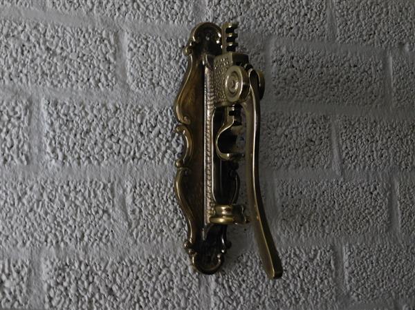 Grote foto wand wijnopener hendel kurkentrekker messing flesopener messing heel fraai laatste huis en inrichting woningdecoratie