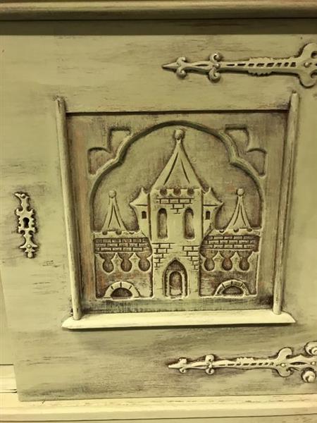 Grote foto prachtig middeleeuws kasteel dressoir met prachtig hout snijwerk geweldig fraai en uniek stuk huis en inrichting woningdecoratie