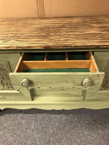 Grote foto prachtig middeleeuws kasteel dressoir met prachtig hout snijwerk geweldig fraai en uniek stuk huis en inrichting woningdecoratie