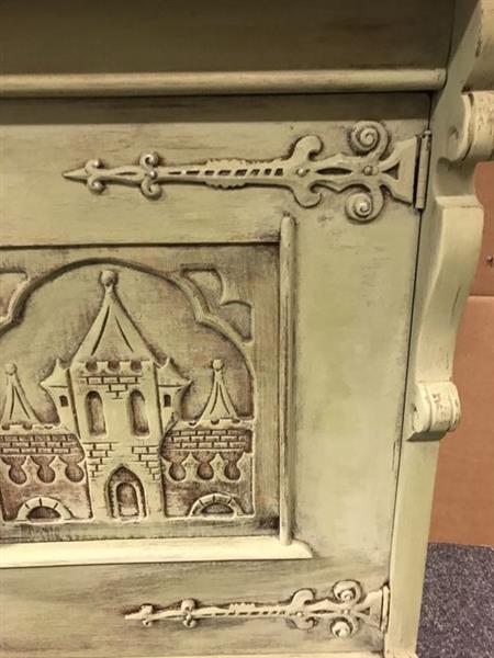 Grote foto prachtig middeleeuws kasteel dressoir met prachtig hout snijwerk geweldig fraai en uniek stuk huis en inrichting woningdecoratie