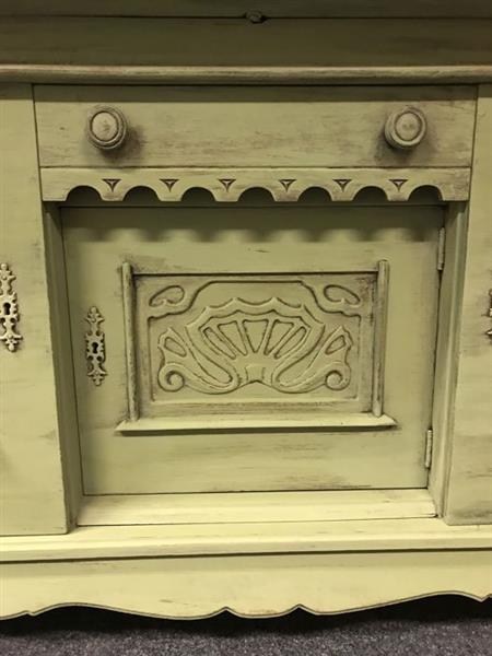 Grote foto prachtig middeleeuws kasteel dressoir met prachtig hout snijwerk geweldig fraai en uniek stuk huis en inrichting woningdecoratie