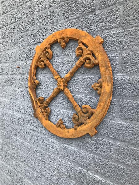 Grote foto venster rond nostalgisch raam venster antiek gietijzer tuin en terras tuindecoratie