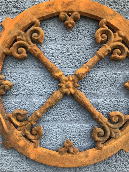 Grote foto venster rond nostalgisch raam venster antiek gietijzer tuin en terras tuindecoratie