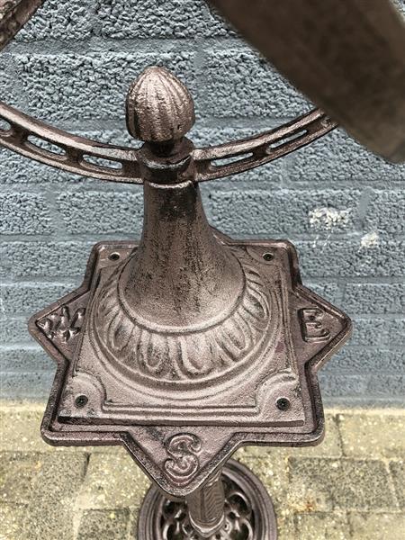 Grote foto prachtige zware staande zonnewijzer gietijzer bruin. tuin en terras overige tuin en terras