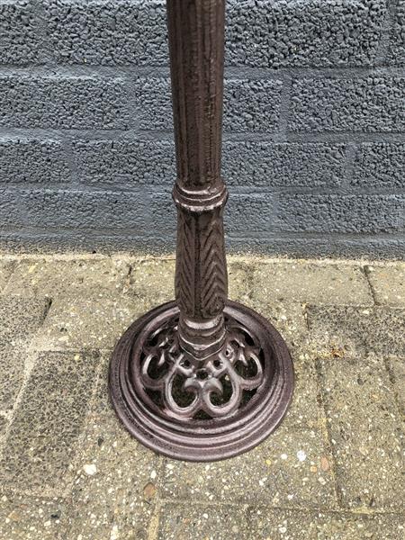 Grote foto prachtige zware staande zonnewijzer gietijzer bruin. tuin en terras overige tuin en terras