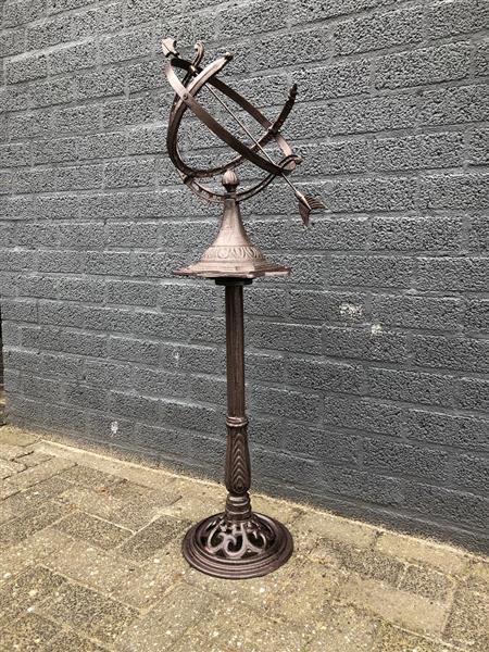 Grote foto prachtige zware staande zonnewijzer gietijzer bruin. tuin en terras overige tuin en terras