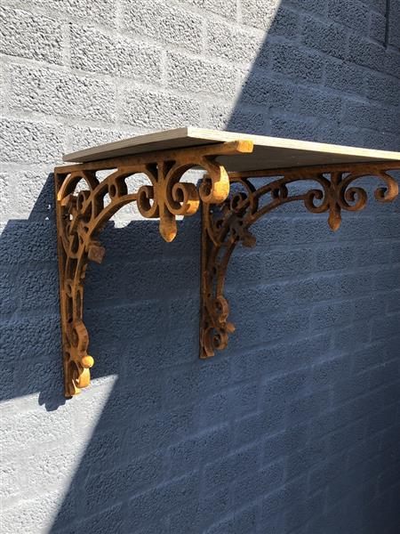 Grote foto hoek steun zwaar gietijzer ondersteuning voor planken rust bruin. tuin en terras tuindecoratie