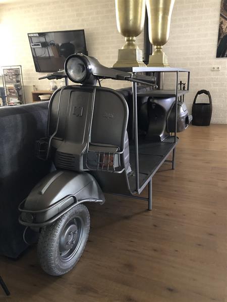 Grote foto prachtige sidetable siertafel bartafel op scooter bike met wijnrek en opslag ruimte geweldig en huis en inrichting eettafels