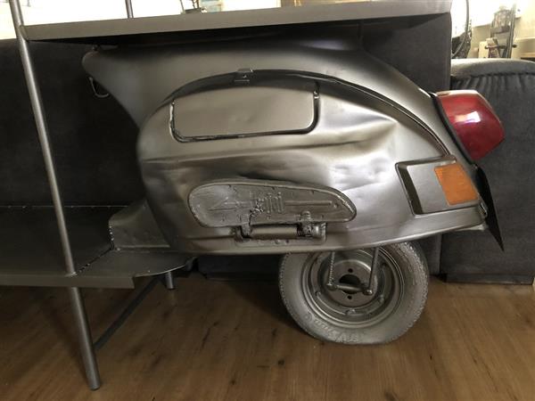 Grote foto prachtige sidetable siertafel bartafel op scooter bike met wijnrek en opslag ruimte geweldig en huis en inrichting eettafels