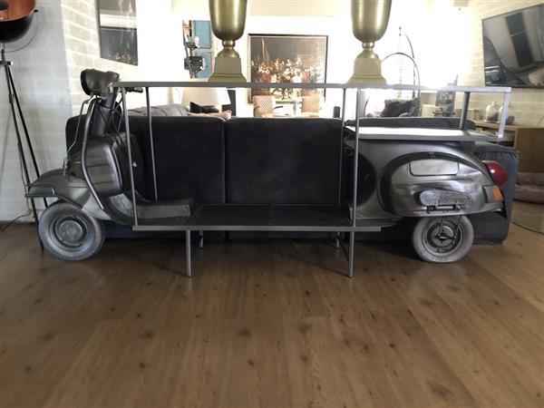 Grote foto prachtige sidetable siertafel bartafel op scooter bike met wijnrek en opslag ruimte geweldig en huis en inrichting eettafels