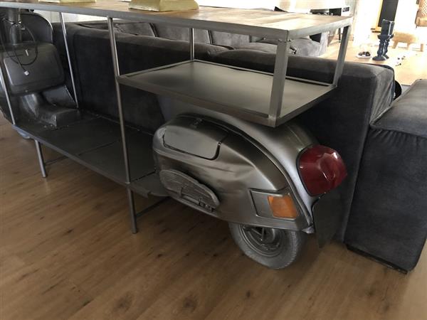 Grote foto prachtige sidetable siertafel bartafel op scooter bike met wijnrek en opslag ruimte geweldig en huis en inrichting eettafels