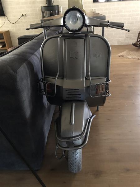 Grote foto prachtige sidetable siertafel bartafel op scooter bike met wijnrek en opslag ruimte geweldig en huis en inrichting eettafels