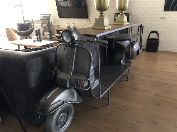Grote foto prachtige sidetable siertafel bartafel op scooter bike met wijnrek en opslag ruimte geweldig en huis en inrichting eettafels