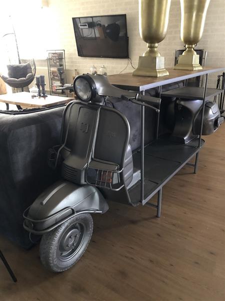 Grote foto prachtige sidetable siertafel bartafel op scooter bike met wijnrek en opslag ruimte geweldig en huis en inrichting eettafels