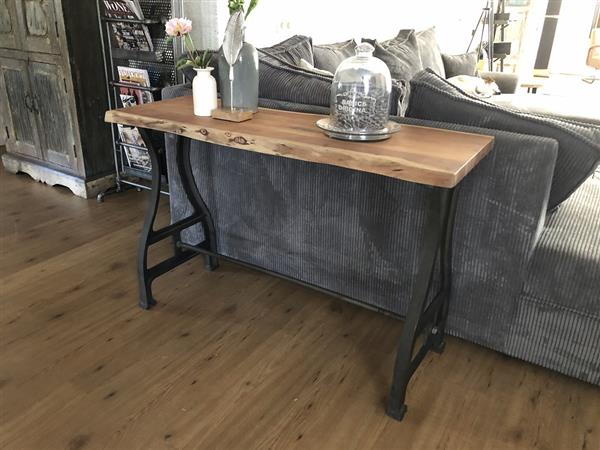 Grote foto uniek en heel fraai is deze boomstamtafel met gietijzeren onderstel . huis en inrichting eettafels