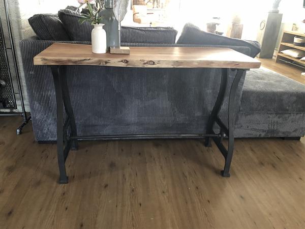 Grote foto uniek en heel fraai is deze boomstamtafel met gietijzeren onderstel . huis en inrichting eettafels