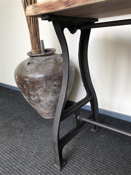 Grote foto uniek en heel fraai is deze boomstamtafel met gietijzeren onderstel . huis en inrichting eettafels