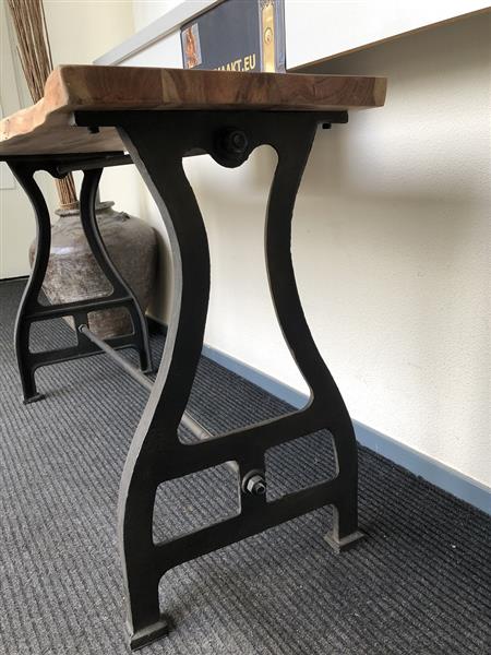 Grote foto uniek en heel fraai is deze boomstamtafel met gietijzeren onderstel . huis en inrichting eettafels