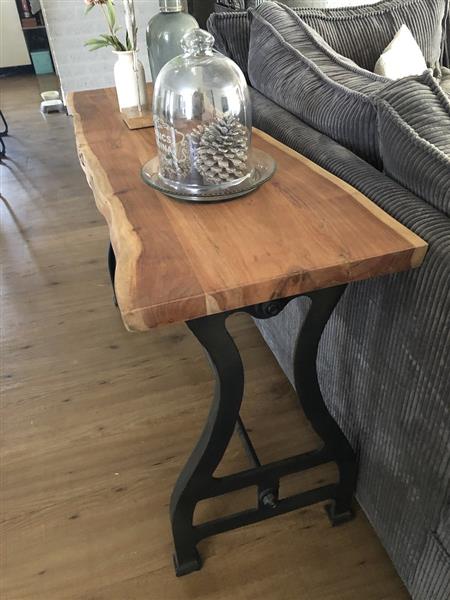 Grote foto uniek en heel fraai is deze boomstamtafel met gietijzeren onderstel . huis en inrichting eettafels