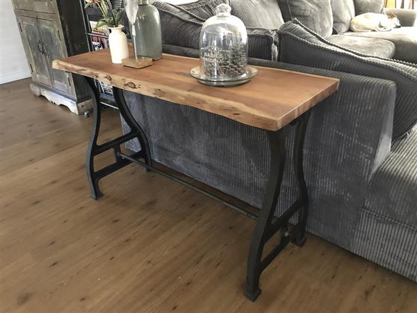 Grote foto uniek en heel fraai is deze boomstamtafel met gietijzeren onderstel . huis en inrichting eettafels