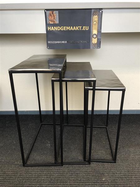 Grote foto set van 3 bijzettafels met rechthoekig nikkelen bladen. huis en inrichting eettafels