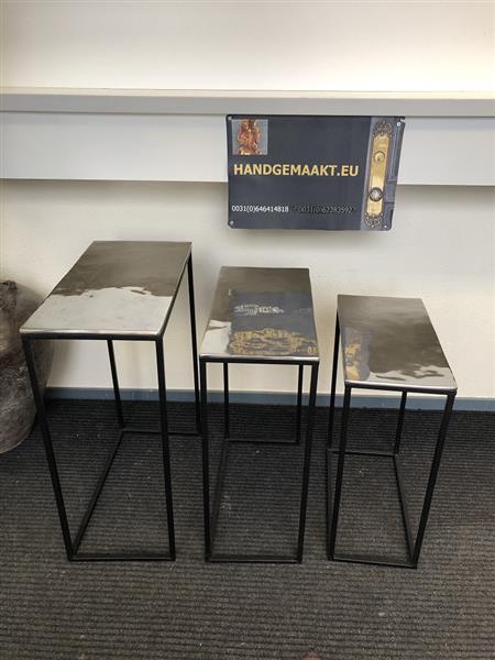 Grote foto set van 3 bijzettafels met rechthoekig nikkelen bladen. huis en inrichting eettafels