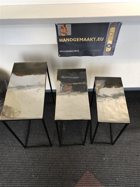 Grote foto set van 3 bijzettafels met rechthoekig nikkelen bladen. huis en inrichting eettafels