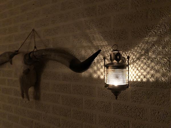 Grote foto wandlantaarn metaal grijs perforatie deel om schitteren het licht door te geven op de wand huis en inrichting overige
