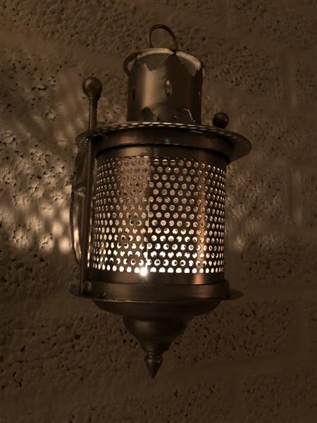 Grote foto wandlantaarn metaal grijs perforatie deel om schitteren het licht door te geven op de wand huis en inrichting overige
