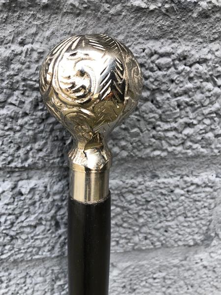 Grote foto wandelstok met mooie nikkelen handknop. en zwarte houten steel. kleding dames sieraden