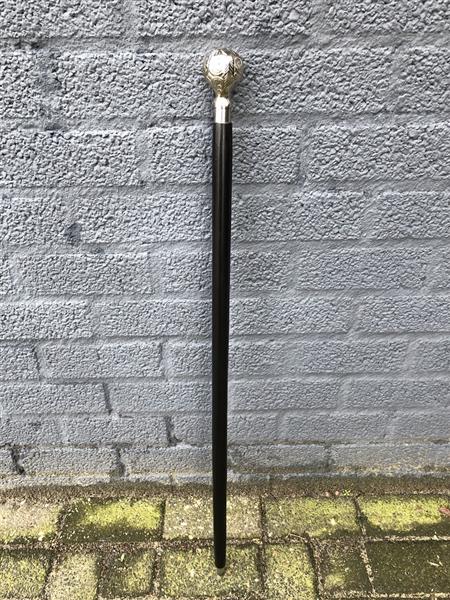 Grote foto wandelstok met mooie nikkelen handknop. en zwarte houten steel. kleding dames sieraden